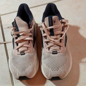 Brooks Women's Cream and Black Athletic Shoes